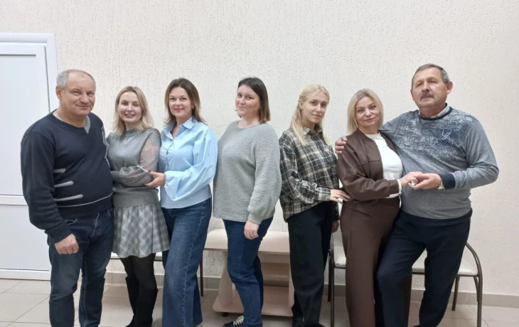 Природа, увы, засыпает, но людям грустить не резон, двери свои открывает, опять театральный сезон.